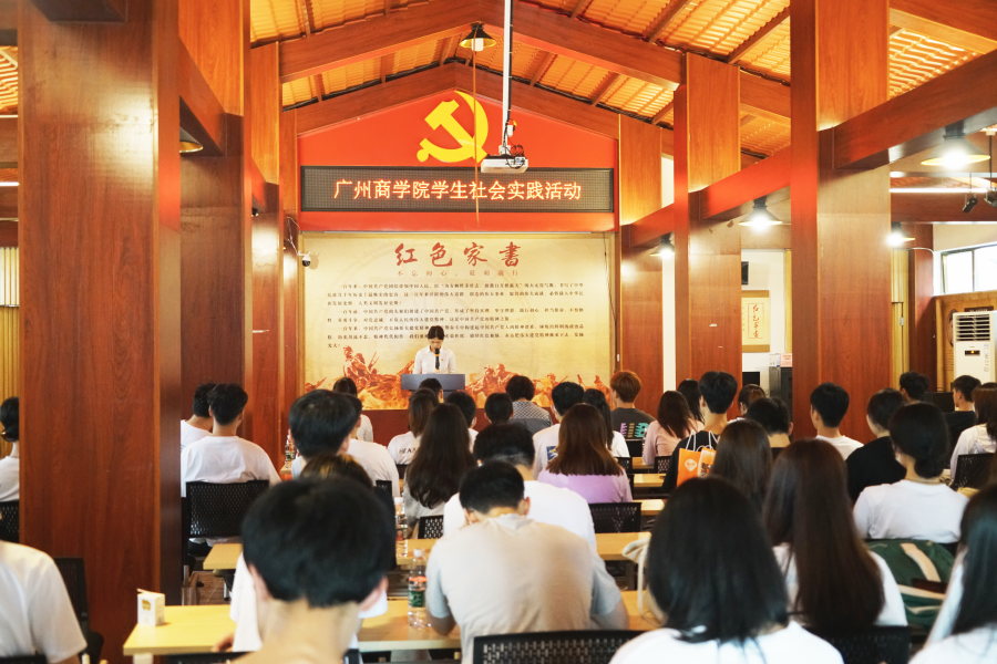 员工们在听村民讲解员介绍迳下村历史及发展情况_副本.png